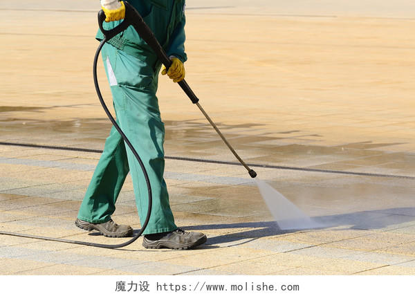 环卫工湿法清理城市街道辛苦工作世界卫生日